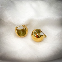 Load image into Gallery viewer, Gold bucket hoops

