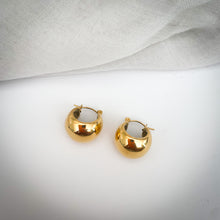 Load image into Gallery viewer, Gold bucket hoops
