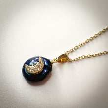 Load image into Gallery viewer, Pearl Figurine necklace
